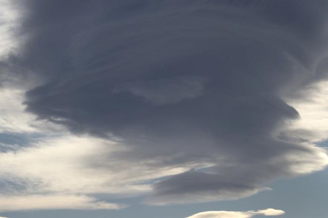 Kent merkezinden bakldnda Uluda'n siletiyle btnleen bulutun, ncekine gre daha byk olmas dikkati ekti.