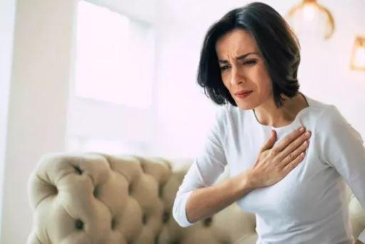 KALP KRZNN BELRTS OLABLR    Her yl sayszca insanda grlen kalp krizi rahatszl, milyonlarca insann hayatna ml olmaktadr. Ancak baz zamanlarda grlen belirtiler kalp krizi hastal iin erken uyar olabilir.