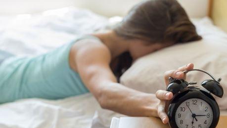 Sabahlar uyanrken halsiz kalkmak birok hastaln belirtisi olabilmektedir. Salkl bir uyku ekiyor ve yine de enerjik uyanamyorsanz, genel bir sorunla kar karya olabilirsiniz. Bu sorunlardan biride kalp krizidir. Yaplan aratrmalarda kalp krizinin en lmcl saatlerinin sabahlar olduu belirtildi. te sabahlar yaplan bu hatalara dikkat...