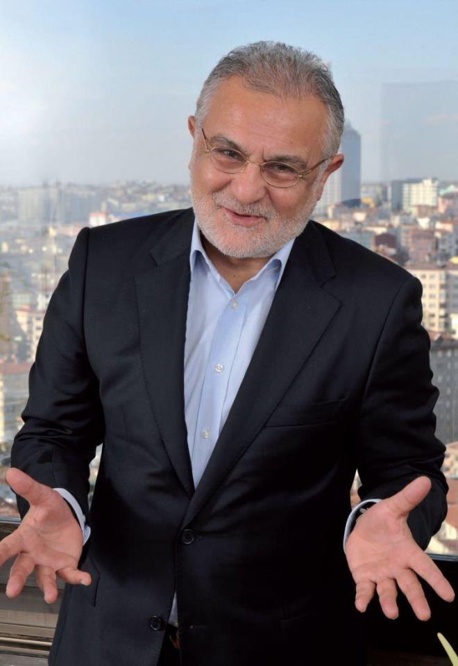 ddiaya gre Kenan Ik'n ei Beril Ik, "Tekerlekli sandalyesinde kimi zaman btn gn oturuyor. Vcudunu artk tamamen kendisi tutabiliyor, dik durabiliyor.