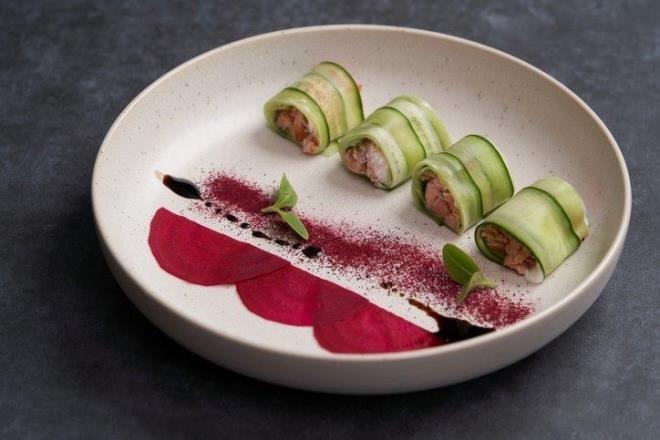 SALATALIK    Salatalklar bir soyucu ile ince dilimler haline getirdikten sonra arasna mini peynir, domates ve zeytinleri eklerek yuvarlayn.