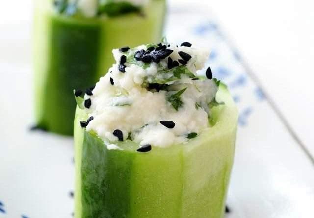 Bylece mini salatalk sandvileriniz hazr hale gelecektir. eriinde youn miktarda su bulunduran salatalk, hem ihtiyacnz olan svy hem de gerekli mineralleri salayacaktr. stelik bu ekilde ok daha az kalori alabilirsiniz.