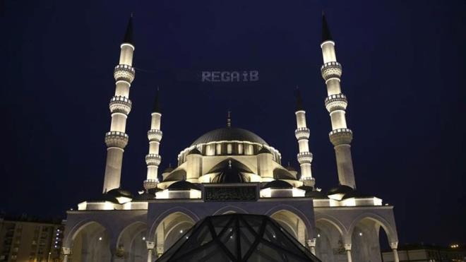 "Regaib kelimesi bolluk, bereket, f&#593;zilet &#593;nl&#593;mn&#593; gelir. Bu gece All&#593;h?n ltufl&#593;rnn bol bol verildii bir gecedir ve  &#593;yl&#593;rn ilk K&#593;ndil gecesidir. H&#593;yrl olsun?"