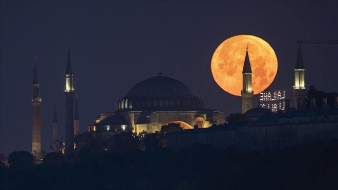 KANDL MESAJLARI    Regaip Kandili ncesinde en ok aratrlan konulardan biri de mesajlar oldu. zellikle yln ilk kandili Regaip'i yaknlarndan uzakta geirecek olanlar, kandil mesajlarn kalplerinden geen dilekleri ve dualar bir ara olarak gryor. te Regaip Kandili temal grseller ve kandil mesajlar...    "Mbarek  aylarn slam lemi ve insanlk iin iyiliklere, gzelliklere rabetin anahtar olmasn diliyor,  aylar ve Regaip gecenizi tebrik ediyoruz."    "Mbarek  aylarmz ve regaip kandilimizi tebrik eder,tm slam alemine hayrlar getirmesini Cenab-Allah tan dilerim. min."    "Rahmet ve bereketin gecesi olan Regaip Kandili kutlu olsun."    "Bu gece huzur ve mjde gecesidir. Regaip Kandiliniz kutlu olsun."    "Tm insanla salk, huzur ve mutluluk getirmesi dileiyle Mbarek  Aylar ve Regaip Kandilimiz kutlu olsun."