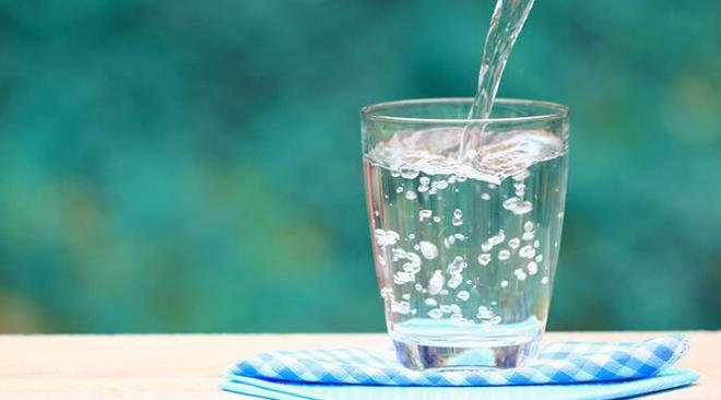 "SAF SU DEL TUZLU SU N"    Karatay, "Salkl olmak iin suyun yannda vcuda yeterli hayvansal ya, protein gidecek. O zaman hastalanmyoruz. Hastalanm olsak bile yava yava hastalklarmzdan kurtuluyoruz. Yeterli miktarda su iin ama bu su salkl su olmal. Salkl su dediimiz bildiiniz alnan iedeki su deil. Nedir o, yzde 60 ila 80 arasndaki tuzlu su. Bu oran da yaa gre deiir. Saf su deil, tuzlu su iin." dedi.