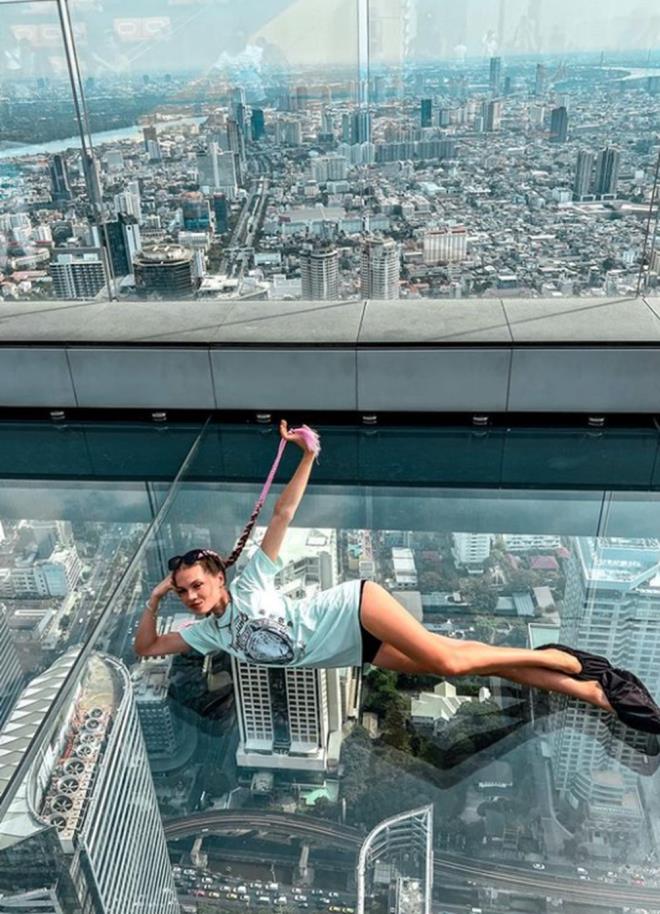 te yandan, tenazi (yaam koruyucu tedavilerin geri ekilmesi veya durdurulmas) Belika, Hollanda, Lksemburg, Almanya ve spanya'da yasal olarak uygulanyor ancak yardml intihar, yani hastaya kendi yaamna son verme imkan vermek, Avrupa lkelerinin ounda yasa d olarak kabul ediliyor. Fransa'da yardml intihar yasa d olmasna ramen, bir konsey lkenin genel olarak yaam sonu bakmna yaklamn ve yardml intiharn yasal statsn tartmaya balad. neriler bu yl Mart aynda meclise sunulacak.