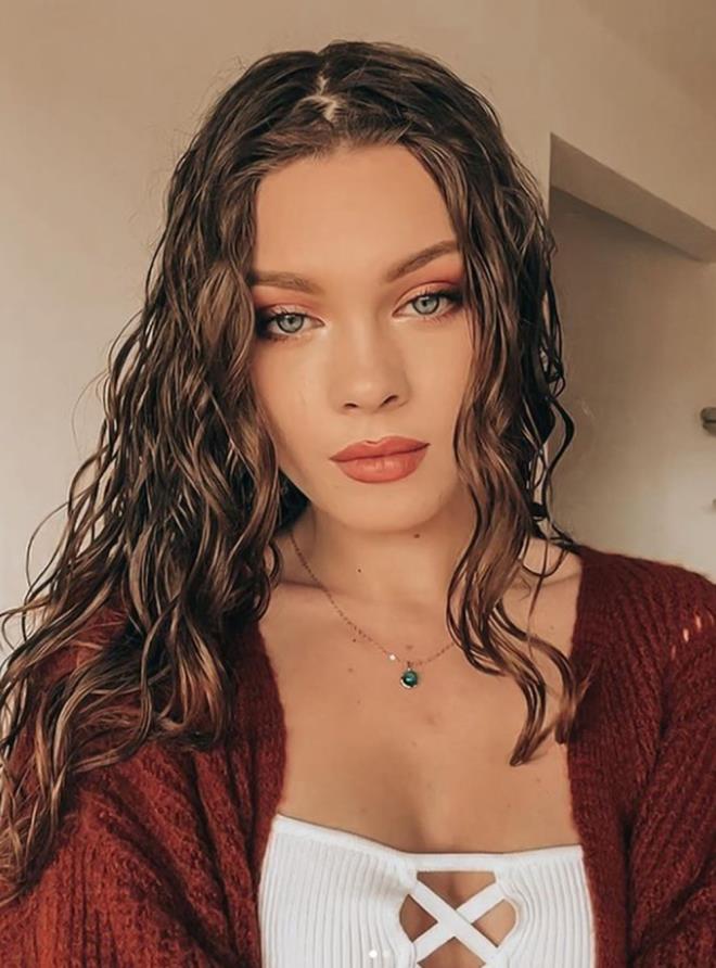 PSKYATRSTLERN OU ONAYLAMIYOR    Dier taraftan, yardml intihara ilikin psikiyatristler farkl dncelere sahip. 2019'da bir ankete katlan psikiyatristlerin yzde 48,6's, ciddi ve kalc akl hastal tehisi konan kiilerin yardml intihara eriimini desteklemedi.Ankete katlan uzmanlarn te biri bir dereceye kadar yardml intihar desteklerken, yzde 20's konu hakknda tarafsz kald.