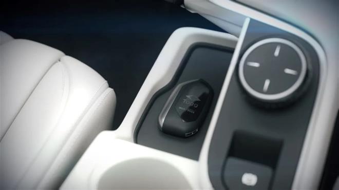 2 BN 23 ADETLE SINIRLI "100. YIL ZEL SER"    Trumore uygulamasn indirip Tru.ID oluturan kullanclar, dijital varlk czdanlarna aktardklar AVAX dijital varlklar ile yine ayn alanda yer alacak olan "NFT Alm Platformu" zerinden sadece bir NFT iin teklif verebilecek ve 1'den 2 bin 23'e kadarki numaralar temsil eden NFT'ye ak artrmay kazanma yoluyla sahip olanlar bu numarann ilendii akll cihaz iin de n sipari verme hakkn satn alm olacak.    Kiiler, NFT sra numarasnn n dekoratif panel stne, akll cihaz anahtarna ve bagaj kapa zerine ilenmi Togg n sipari verip bu cihaz ncelikli teslim alabilecek. Akll cihazlarn koltuklar da seri retimden farkl olarak "100. Yl zel Seri Amblemi" ilenmi ekilde retilecek. "100. Yl zel Seri" Togg akll cihazlar, sadece Anadolu ve Gemlik renk seenekleriyle NFT sahiplerine sunulacak.