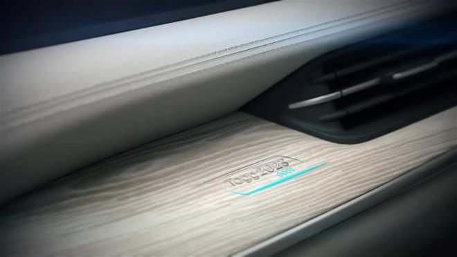 Dnyaca nl siber-fiziksel mimar ve yeni medya sanats Gven zel ile yeni medya sanats Mehmet nal tarafndan tasarlanan sanat eserlerinden oluacak ve nadirlik trlerine gre "normal", "nadir", "ok nadir" ve "en nadir" olarak belirlenmi NFT'ler, bu 2 bin 23 adet akll cihazn ekranlarna entegre edilmi olarak teslim edilecek.