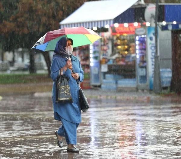 Bir sredir kurak geen gnlerin ardndan yamur ve kar yurdu etkisi altna alyor! Meteoroloji Genel Mdrl bugn 21 ehre uyarda bulundu. 5 gnlk yurt geneli hava tablosunda beklenen yalar gzle grld. te yandan uzman Trkiye'yi ilgilendiren kar haritas paylap aklamalar yapt. stanbul, Ankara'ya gzel haberler verdi. Trkiye sonunda bekledii kara kavuuyor!