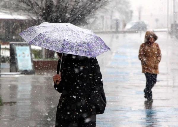kten, "stanbul Pazartesi sabah ya yakalarsa, ki hafif bir ya yakalayacak gibi grnyor, ehir iinde ilk kar yana merhaba diyecek. Seyirlik bir kar. Beklenti dk olmal" ifadesini kulland.