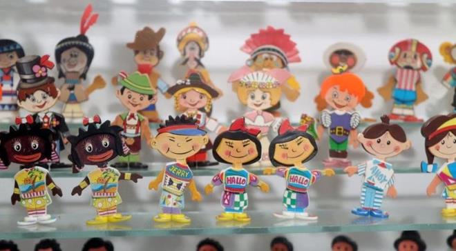 80'L YILLARA AT OYUNCUKLAR DA VAR    <br>  Juhik, evindeki mzesinde 32 ylda toplad "en gzel" oyuncaklar sergilediine iaret ederek "Daha var ama onlar kutularda. Yeni vitrinler yapmam lazm." dedi.