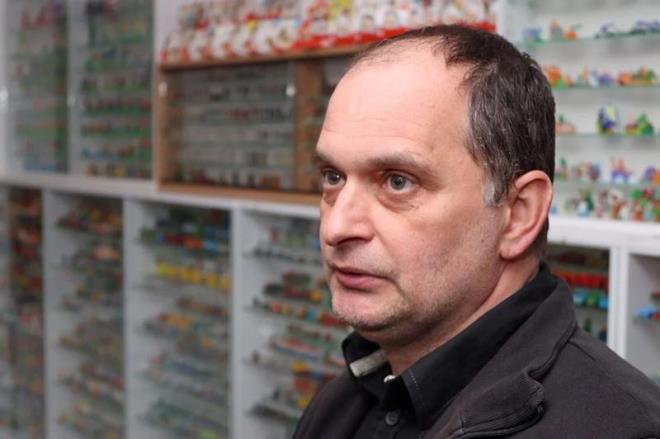 Juhik, srpriz yumurtay ikolatasndan ok oyunca iin alanlardan olduunu syleyerek "Asteriks ilk olarak 1975 veya 1976 yllarnda piyasaya srlm. O seriden sadece 2 oyuncak var. Onlara ulamak ok zor. Seksenli yllarn bandan sadece birka oyuncak var." ifadelerini kulland.