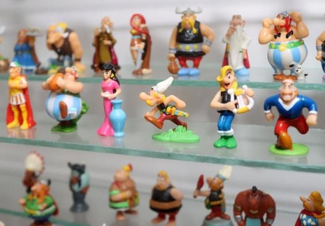 Srp koleksiyoncu Juhik, "Asteriks" serisinin ilkini tamamlamay arzu ettiini yineledi.      Juhik'in oyuncak mzesinde ziyaretileri, birok izgi film karakterinden metal oyuncaklara, yeni yl zel serilerinden farkl yapdaki kk yapbozlara kadar olduka geni bir srpriz yumurta koleksiyonu bekliyor.