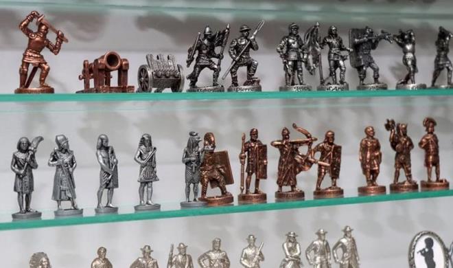 Srpriz yumurtadan kan uak, araba ve daha birok oyunca evindeki vitrinli dolaba yerletirdiini belirten Juhik, zamanla oyuncaklar vitrinlerden indirip 30'dan fazla cam kutuda saklamaya baladn ifade etti.