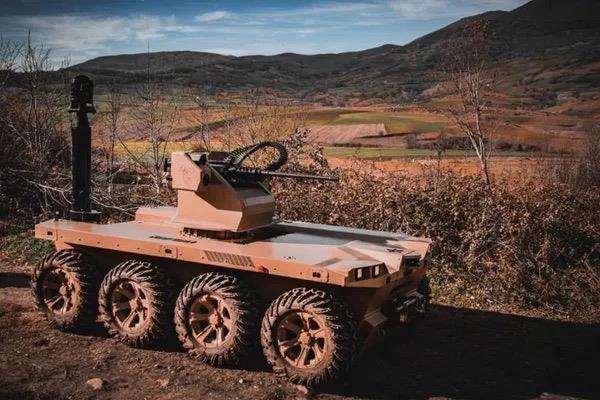 "Kardelerinin yanna gitmek iin sabrszlanyor"  Cumhurbakanl Savunma Sanayii Bakan smail Demir, AA muhabirine, HA'larda edinilen tecrbe ve dnya apndaki baary dier insansz sistemlerde de edinmekte kararl olduklarn syledi.    nsansz kara aralarnda birok Trk savunma sanayisi irketinin gerekten baarl almalara imza attklarna iaret eden Demir, u deerlendirmelerde bulundu:    "Baz rnlerimiz gvenlik glerimizin hizmetinde kullanlrken, bazlarna da yeni kabiliyetler kazandrma almalar sryor. nsansz kara aralarmz bir yandan yeni silahlarn kuanmaya da devam ediyor. 12,7 milimetre ar makineli tfekle ilk at testlerini baaryla geen Kapgan nsansz Kara Arac'mz da sahada grev yapan kardelerinin yanna gitmek iin sabrszlanyor. Projede emei geen btn firmalarmz tebrik ediyor, bu alanda daha byk baarlara imza atacaklarna yrekten inanyorum."