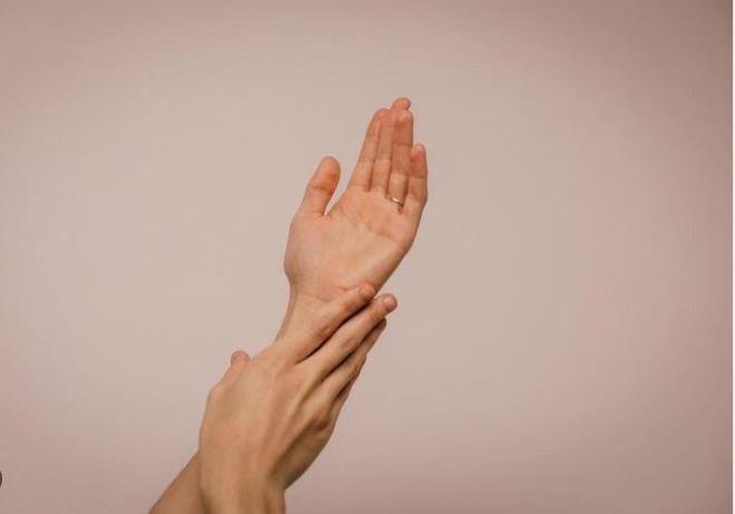 Ayrca otururken dizlerini krmadan ayak ba parmana deemeyen insanlarda da kalp damar hastalklar daha ok grlrm. Gnmzde artan teknolojiyle 15 saniyede yaplan kalp tomografisi (BT anjiyo) sayesinde daha hzl ve kesin sonular alabiliyoruz. Tehisin hzl ve kesin olmas tedaviyi de baarl klyor."