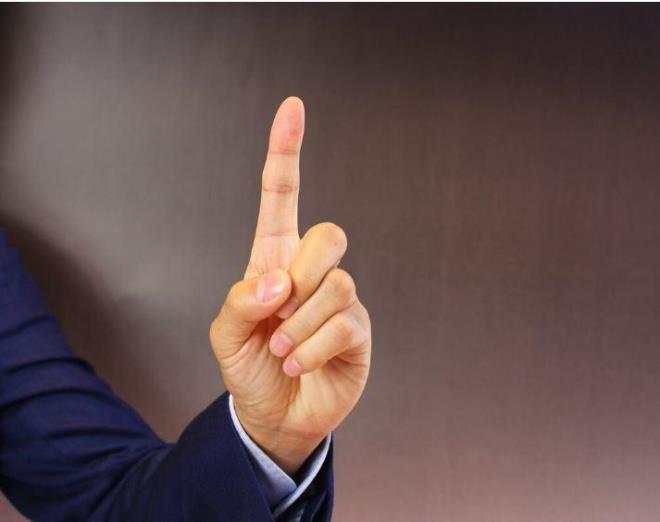 aret parma yzk parmandan uzun, gbek evresi byk, gz kapaklarnda ve evresinde oluan ya birikintisi ve ban tepe noktasndaki sa dklmesi, belirti olarak saylyordu.