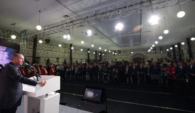 "TARH DZLER YURT DIINDA BYK LG UYANDIRIYOR"    Sorunun ardndan "Dirili Erturul'u izliyordunuz evvelden." diyen Pelin ift'e katlan Bakan Erdoan, yle konutu:    "u anda da yine Erturul'dan sonra malum devam ediyor. u anda Barbaros gndemde. Barbaros da baya ilgi oda haline geldi, geliyor.