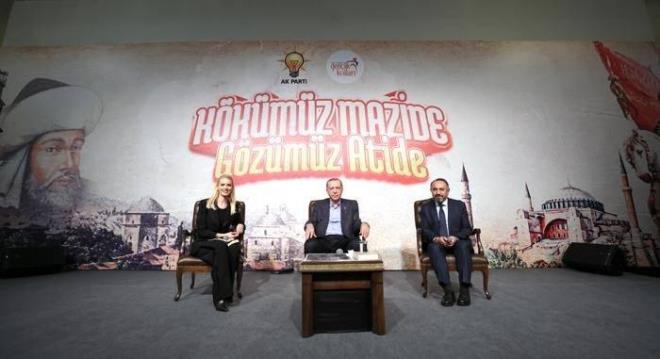 niversite snavna hazrlanmann heyecann yaayan bir renci, Erdoan'n Trkiye'nin dizi ve sinema sektrnde geldii noktay birok kez anlattn yeniden hatrlatarak "Sizin tarihi diziniz ve favori diziniz var mdr?" sorusunu yneltti.