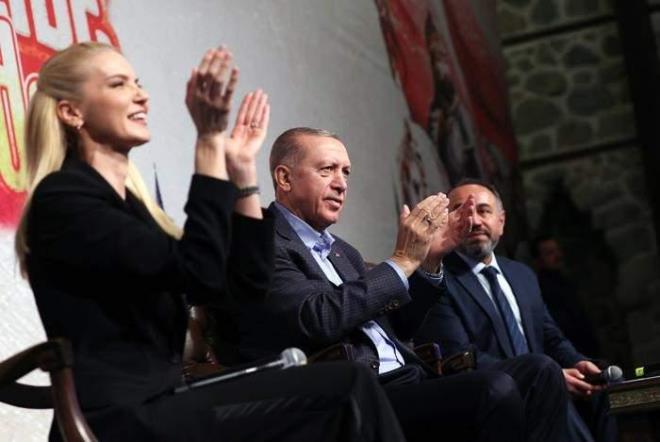 Pelin ift'in moderatrlnde genlerin sorularn yantlayan Bakan Erdoan, genlerden aldklar enerjiyle, heyecanla, cokuyla lkeyi bytme, milleti glendirme mcadelesine daha bir azimle ve daha bir gayretle sarldklarn ifade ederek, genlerle her bir araya geliinde genliine dndn ve ruhen genletiini dile getirdi.