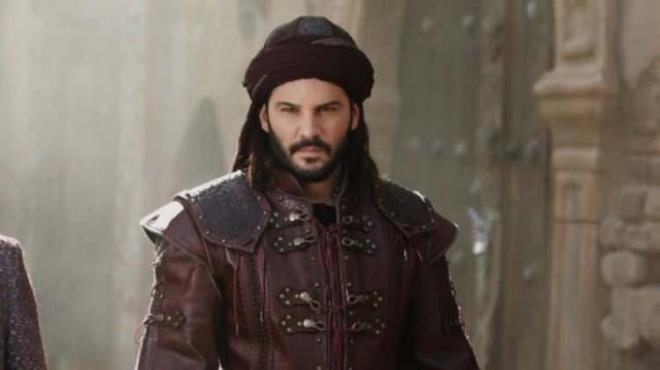 Ayak bileinde ezilmeler meydana gelen ve elinde kesikler oluan nl oyuncu, apar topar hastaneye kaldrld.