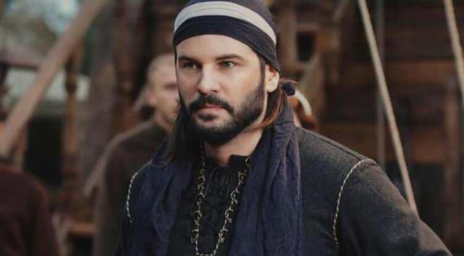TRT1 ekranlarnn fenomen yapm 'Barbaros Hayreddin: Sultann Ferman'nda oynad "Hzr" karakteriyle byk beeni toplayan Tolgahan Sayman'dan hayranlarn korkutan bir haber geldi. ekimler srasnda talihsiz bir kaza yaayan nl oyuncu apar topar hastaneye kaldrld.