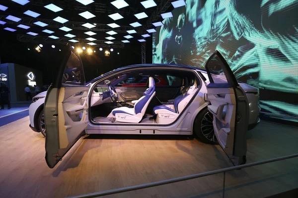 <strong>HANG RAKAMLARA EN OK TALEP OLUR?</strong></p>  <p>Elbette Trkiye'nin Otomobili, 'Akll Cihaz'nn ilk serisinin NFT olarak alnacak her bir tanesinin deeri ok yksek. Ancak bazlar var ki zel anlama sahip olabilecek saylar. Hangileri en yksek deeri bulacak elbette bunu ak artrma gnnde greceiz ancak yine de imdiden bu rakamlardan bazlarn ngrmek mmkn.</p>  <p><strong>rnein:<br></strong>ok ateli olarak plaka koduna bal olan iller,&nbsp;"35 (zmir) 53 (Rize) 61 (Trabzon) vb."</p>  <p>Takm kurulu yllar,&nbsp;"1903 (Beikta), 1905 (Galatasaray), 1907 (Fenerbahe)"</p>  <p>zel tarihler de ilgiyi zerine ekecek ve en yksek deerle satlacak numaralardan olabilir:&nbsp;"1071, 1453, 1881, 1919, 1923, 2023"</p>