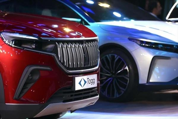 te Togg NFT fiyatlar:<BR>  1000-2023 aras normal NFT?ler &#8203;&#8203;&#8203; 10 Avax<BR>  250-999 aras nadir NFT?ler &#8203;&#8203;&#8203; 15 Avax<BR>  101-250 aras ok nadir NFT?ler&#8203;&#8203;&#8203; 20 Avax<BR>  01-100 aras en nadir NFT?ler &#8203;&#8203;&#8203;30 Avax?tan balayan fiyatlarla ak artrmaya sunulacak.<BR>  <BR>  Ancak nemli bir detay eklemekte fayda var. NFT fiyatna ara fiyat dahil deil. NFT ak artrmasn kazananlarn, ara iin ayrca bir cret demesi yapmas gerekecek. NFT'ye denen cret, ara fiyatndan dlmeyecek.