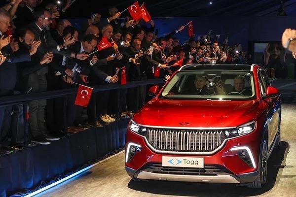 Bugn NFT rakamlar seime alrken, sata kacak NFT'lerin balang fiyatlar da belli oldu. NFT sat fiyatlar ise, markann 'Blok zinciri' ibirlii iinde olduumuz avalanche?n coini Avax olarak verildi. Togg'un en dk NFT'lerinin balang fiyat ise 10 Avax olacak.