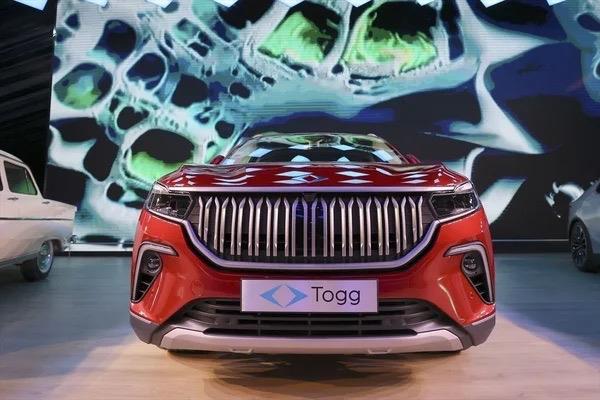 Dnyaca nl Siber-Fiziksel Mimar ve Yeni Medya Sanats Gven zel?in tasarlad NFT?lerin mzikli olanlarnda Yeni Medya Sanats Mehmet nal?n yapay zeka desteiyle besteledii sesler kullanld.<BR>    Nadirlik trlerine gre ?normal?, ?nadir?, ?ok nadir? ve ?en nadir? olarak belirlenen NFT?ler, ?100. Yl zel Seri Akll Cihazlar? daha nce teslim alma imkan da sunacak. Bu NFT?lerin 01 ile 100 arasnda olanlar en nadir, 101-250 arasnda olanlar ok nadir, 250-999 arasnda olanlar nadir, 1000-2023 arasnda olanlar ise normal olarak gruplandrld. Togg NFT satndan elde edecei geliri ?100. Yl zel Seri? NFT koleksiyonunu oluturan iki sanatsyla paylaacak ve gelecekte yeni dijital sanatlarn oluturulmasnda kullanacak.