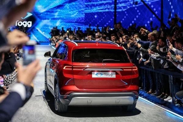 Trumore zerinden tantmna balanan ve 5 ubat 2023 tarihinden itibaren ak artrmas balayacak olan 1?den 2023?e kadar numaralanm olan NFT?ler, 100. Yl zel Seri Togg Akll Cihazlar iin n siparie katlma hakk ile zel seri Akll Cihazlarn teslimatna ilikin sralamay da belirleyecek. rnein 01 numaral NFT?yi satn alan bir kullanc, teslim edilmeye balandnda 100. Yl zel Seri Togg Akll Cihazn ilk srada teslim alacak.