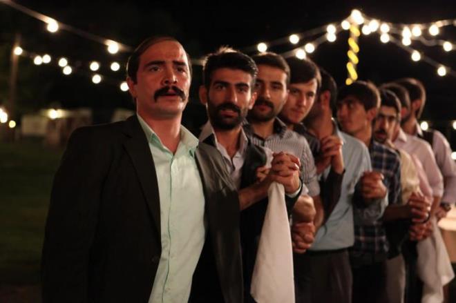 'ler Gler', 'Karde Pay', 'Dn Dernek' gibi birok baarl projede yer alan Ahmet Kural, hayranlarn korkuttu. Bir sredir salk problemleri yaad bilinen Kural'n belinde osteoid osteoma kemik tmr tespit edildi. Apar topar ameliyata alnan nl oyuncu yaklak be saat ameliyat masasna yatt.