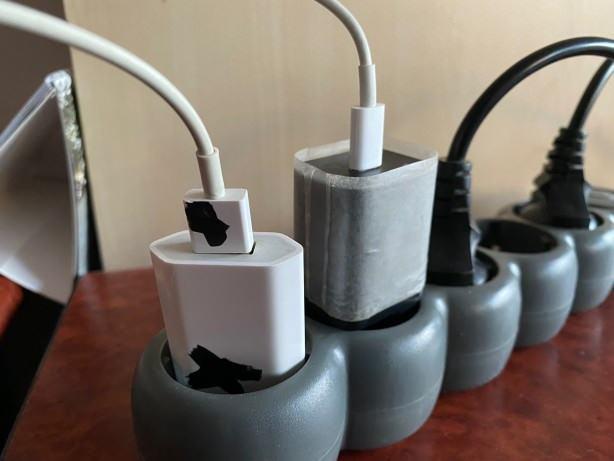 Telefonu arj ederken dikkat edilmesi gereken hususlara deinen Yldz, "Doru arj aletini semeye zen gstermeliyiz. arj cihazlar genel olarak 5 volt ile alr ve telefonlarda ona gre uyumludur. Ancak bilinmeyen markalardan alacanz cihazlarn volt deerinin yanl olmas durumunda telefonunuzu bozmaya kadar gtrebilecek skntlar yaatabilir. Bir dier sknt ise mobil cihazlar akamdan sabaha kadar prize takl bir ekilde durmalardr.