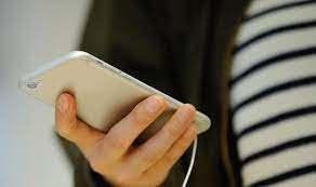 Gnmzde popler telefon markalarnn yapt gncellemelerin mobil cihazlarn mrn ksalttn kaydeden Hdr Yldz, "Yeni telefonlar ok ksa srede servis uyars veriyor. Baz markalar yapt yeni gncellemeler ile bataryalarn kolayca tkenmesini salyor. Yeni telefonlarda yzde 74?ten sonra batarya deimesi gerektiine dair uyar geliyor. Ancak elimizde olan eski bataryalar taktmzda hala yzde 85 civarlarnda olduklarn gryorum. Mteri bu durum iin servise gittiinde kullanc hatas olarak grlp, yeni batarya iin cret isteniyor. Batarya deiiminin garanti ierisinde saylmas gerektiini dnyorum." eklinde konutu.