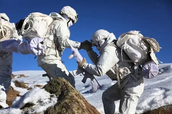 Bakan Akar'n, konuk savunma bakanlar ve TSK komuta kademesiyle yerlerini almalarnn ardndan K Tatbikat 2023'n sekin gzlemci gn kapsamndaki fiili atl blmleri balad.
