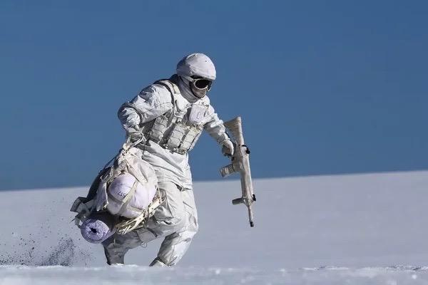 Akar beraberinde Azerbaycan ve Grcistan savunma bakanlarnn yan sra Genelkurmay Bakan Orgeneral Yaar Gler, Kara Kuvvetleri Komutan Orgeneral Musa Avsever, Deniz Kuvvetleri Komutan Oramiral Ercment Tatlolu ve Hava Kuvvetleri Komutan Orgeneral Atilla Glan ile K Tatbikat 2023'n sekin gzlemci gnne katlmak zere ehit Astsubay lham Haml Tatbikat Alan'na geldi.
