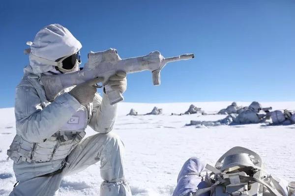 Akar ve davetlilere daha sonra karargah subaylar tarafndan harita nnde jenerik tatbikat senaryosuna ve sahadaki duruma ilikin brifing verildi, birliklerin geceyi sfrn altnda 19 derecede tatbikat alannda geirdii kaydedildi.