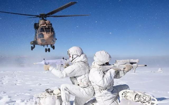 Milli Savunma Bakan Hulusi Akar'n beraberinde Azerbaycan Savunma Bakan Orgeneral Zakir Hasanov, Grcistan Savunma Bakan Juansher Burchuladze ve TSK komuta kademesi ile takip ettii Cumhuriyet tarihinin en geni katlml k tatbikatnn sekin gzlemci gn faaliyetleri balad.