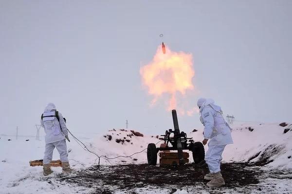 Komando marnn okunduu inceleme srasnda komandolarn ve arama kurtarma timlerinin tehizatlarn da inceleyen Akar, arama kurtarma alanndaki uluslararas yarmada birinci olan arama kurtarma kpei Sla ve Manas?la yakndan ilgilendi.