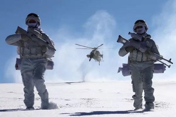 Seyyar frn ve mutfak nitelerini inceleyen Bakan Akar burada piirilen ekmek ve orbadan Azerbaycan Savunma Bakan Hasanov, Grcistan Savunma Bakan Burchuladze ve dier davetlilere ikram etti.