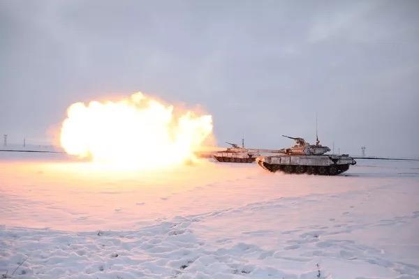 iddetli soukta korunma ve barnma tedbirleri kapsamnda komandolar tarafndan yaplan iglo ve dier niteleri de inceleyen Akar daha sonra arama kurtarma timinin almalarn izledi.