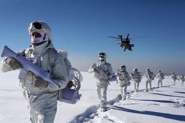 Akar'dan sahra frnndan ekmek ikram  Bakan Akar daha sonra beraberindeki Azerbaycan Savunma Bakan Orgeneral Hasanov, Grcistan Savunma Bakan Burchuladze ve TSK komuta kademesi ile sahra hizmet bl tesislerinde incelemelerde bulundu.