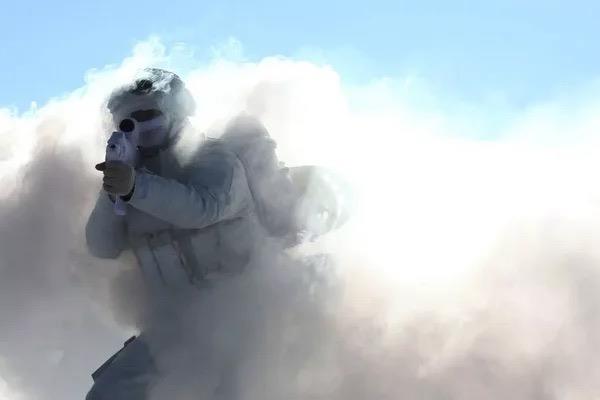 Bakan Akar ve beraberindekiler daha sonra k tehizatl komando kolunu inceledi.
