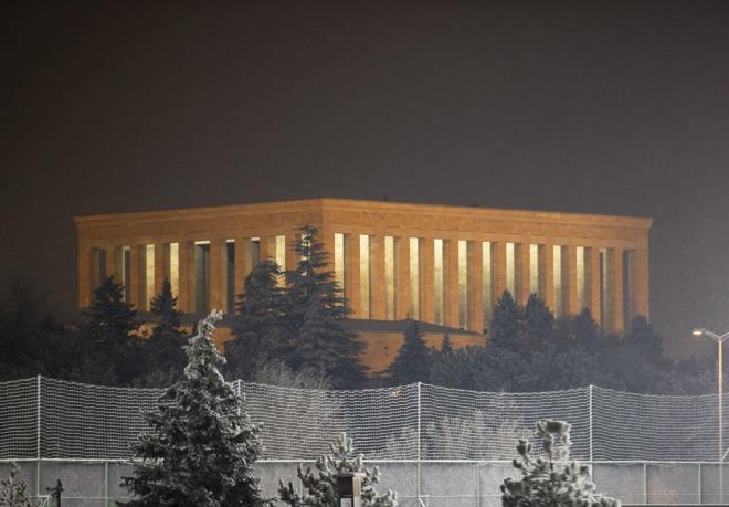 Bakent genelinde devam eden kar nedeniyle Antkabir, TBMM, kentin simgelerinden Atakule ve evresi beyaza brnd.