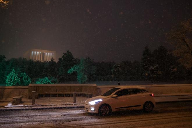 Ankara'da akam saatlerinde balayan kar etkisini srdryor.