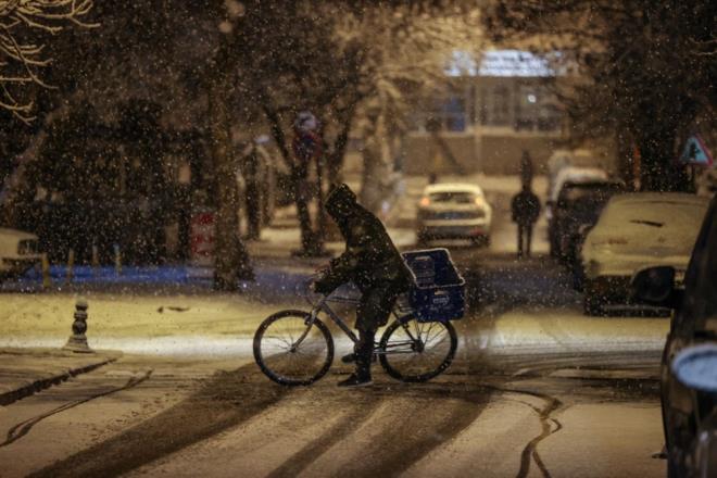 l Emniyet Mdrlne bal ekipler, sorumluluk sahalarnda almalarn srdrrken trafie kacak srcleri yollarda oluabilecek buzlanmaya kar dikkatli olunmas konusunda uyaryor.