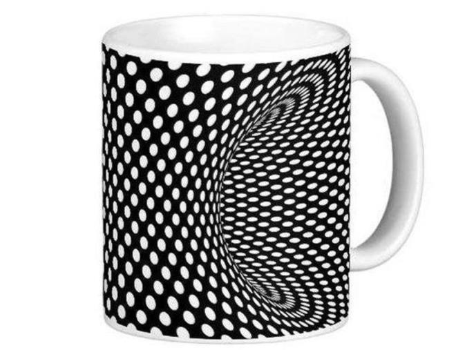 Optik illzyona sahip normal bir fincan.