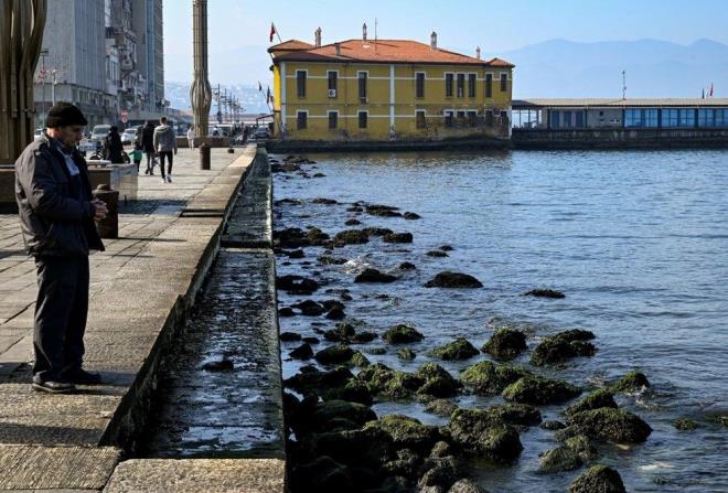 EGE DENZ'NDE KORUTAN EKLME    Ege kylarnda yaanan deniz ekilmesi de vatandalar tedirgin etti. Olayn uzun sre etkili olan lodostan kaynaklandn belirten uzmanlar, ekilmenin depremle bir ilikisinin olmadn kaydetti.