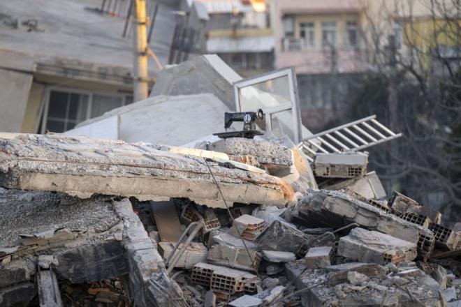 Sayfada, "Depremler nceden bilinebilir mi? nsanlarn dorudan mdahalesiyle deprem retmek mmkn m? Hayvanlar depremi tahmin edebilir mi? Yer kabuunda meydana gelen depremlerin says artt m? Deprem havas var mdr? Meteorolojik olaylar deprem habercisi mi? Gne patlamalar veya manyetik frtnalar depremlere neden olur mu?" gibi merak edilen sorulara bilim insanlarnca yant verildi. te depremlere ilikin merak edilen bu sorularn yantlar...